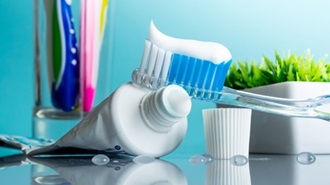 vinho tinto a ser servido num copo